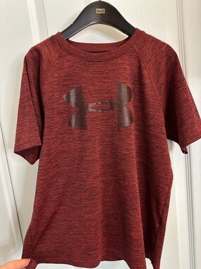 Under Armour Red and Black Boys T dry fit size YLG